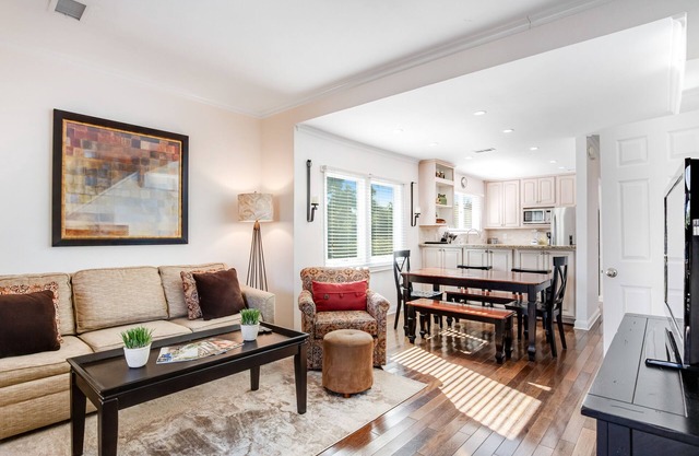 Townhouse-style villa with screened porch & pool access - short walk to beach