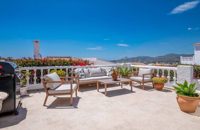 Townhouse w/Terraces, Garden & Shared Pool
