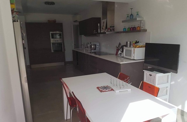 Très Belle Villa Avec Grande Piscine de 12x6 sur 2200 m2. La Campagne en Ville