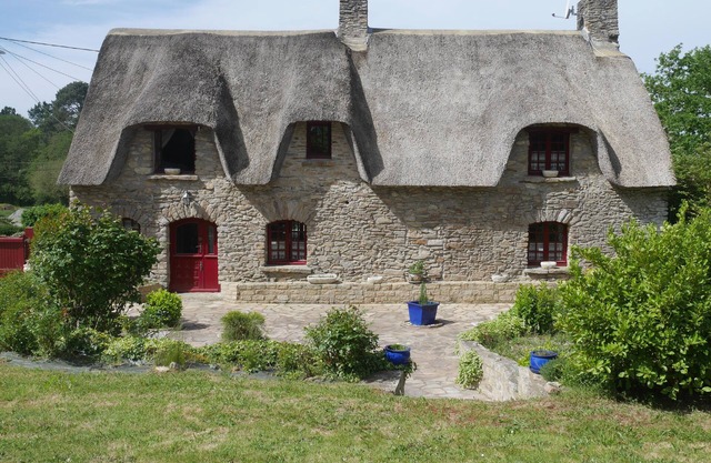 Traditional breton cottage near beach in huge fenced park for total privacy