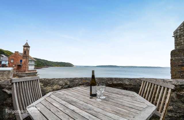 Traditional Cornish Cottage On The Beach - 3 Bed