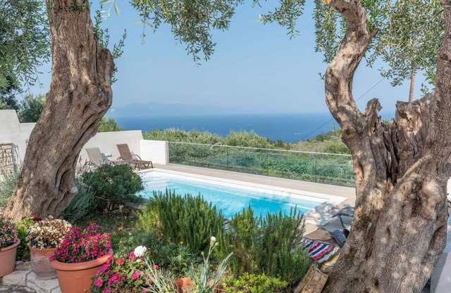 Traditional House with Pool & Sea Views