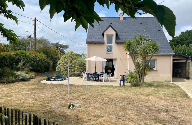 Traditional house with garden and activities, quiet near the sea