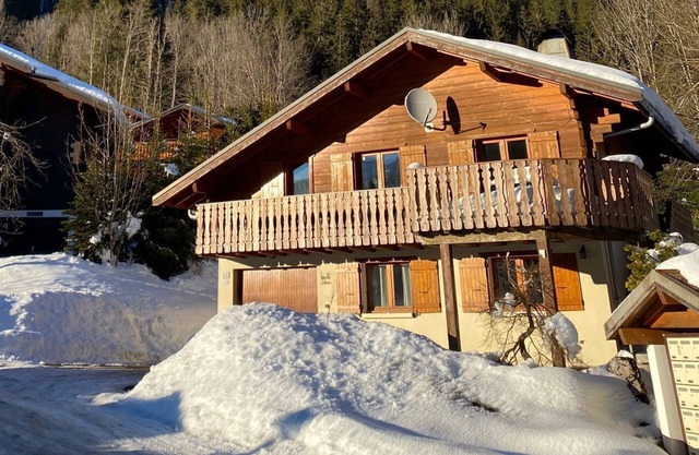 Traditional ski chalet. Close to Pre-la-Joux & Linga Ski lifts Sleeps 10+