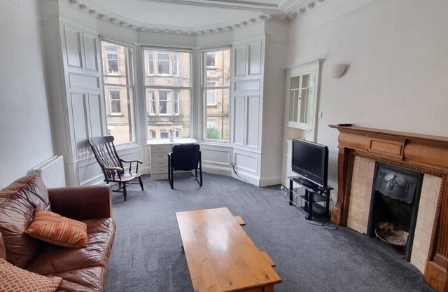 Traditional Victorian Edinburgh Flat Central Location, Bright and Airy
