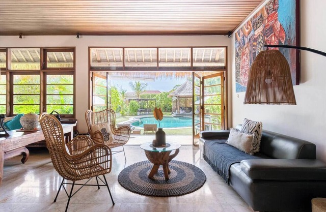Traditional villa with huge pool and garden 200m to Berawa beach