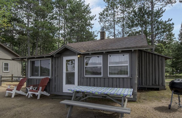Traditional water's edge cabin with A/C , dishwasher, Kayaks & SUP Boards