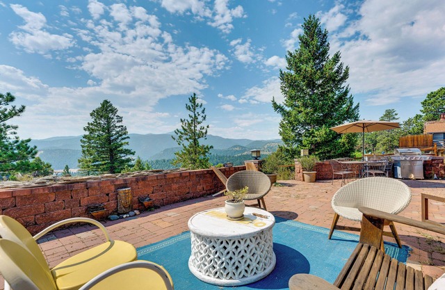 Trail Access, Hot Tub: Lakefront Boulder Retreat!