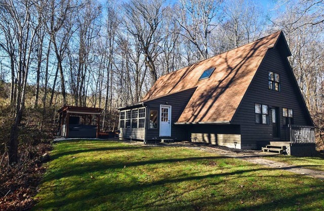 Trailhead Chalet🌲Old Man’s Cave, Hot Tub, Private Trails, WiFi, Netflix🌲