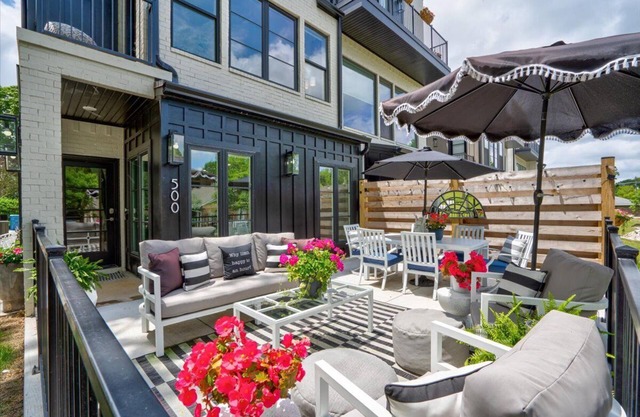 TRAILSIDE AT THE MOMENTARY, Bikers Paradise on Trail, Voted TOP 10 Luxury,