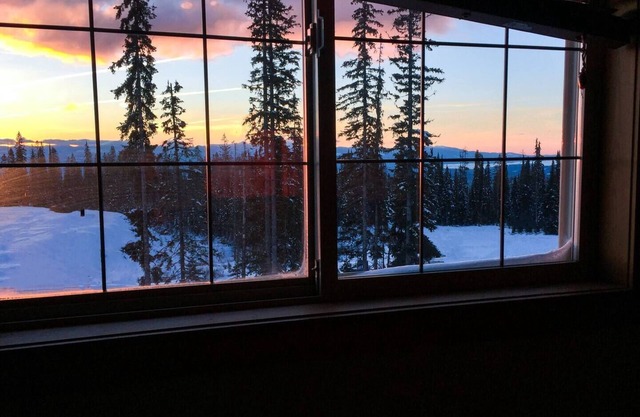 Trailside Escape Chalet - Private Hot Tub - 4 bedroom, 10 beds, 3 bathroom