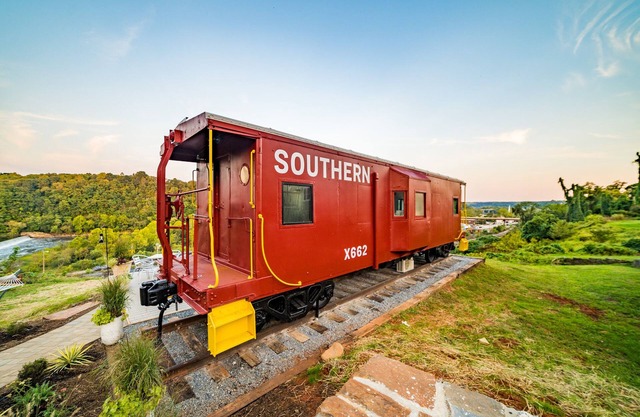 Train Caboose & River Views < .5 to Downtown