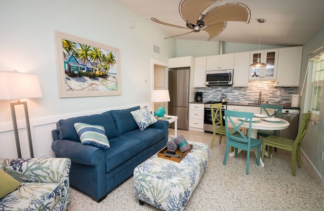Tranquil AMI Resort Unit 1 all amenities! Central Holmes Beach