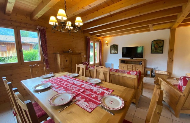 Tranquil Chalet - 3BR, Terrace, Near Village, Pet-Friendly, Free Shuttle