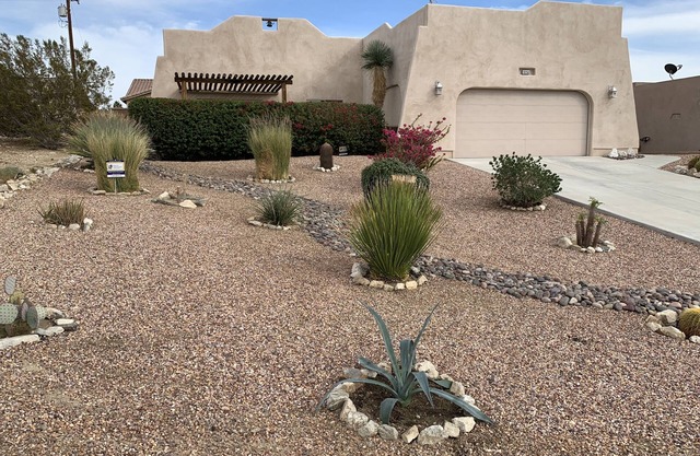 Tranquil Desert Retreat . Short walk to hot springs & close to Joshua Tree!