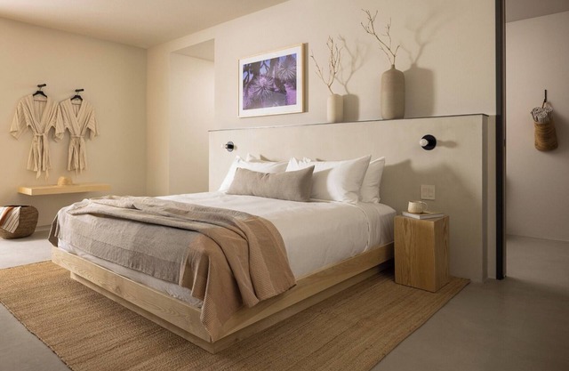 Tranquil Escape w/Pool, Free Bike, Weekly Yoga Class, Cozy Poolside Lounges