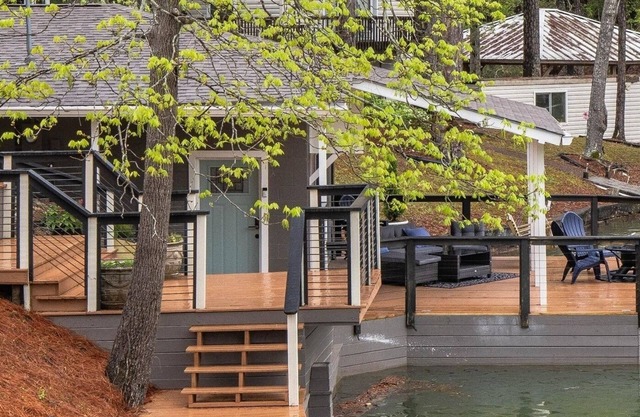 Tranquil Lakefront Cottage with private dock