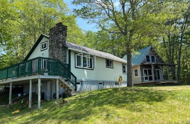 Tranquil lakeside 2-bedroom cottage with optional sleeping cottage in Eastbrook