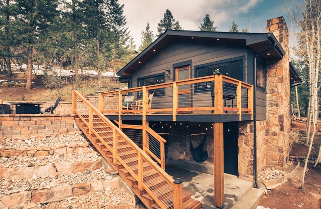 Tranquil Modern Cabin: Hot Tub, Hammocks & Scenic Hiking