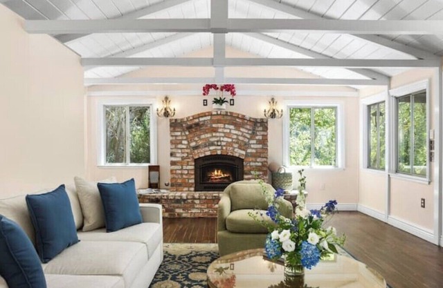 Tranquil modern cabin.Close to wineries and silicon valley!