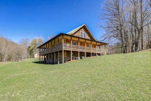 Tranquil Mountain Getaway in Troutdale Game Room!