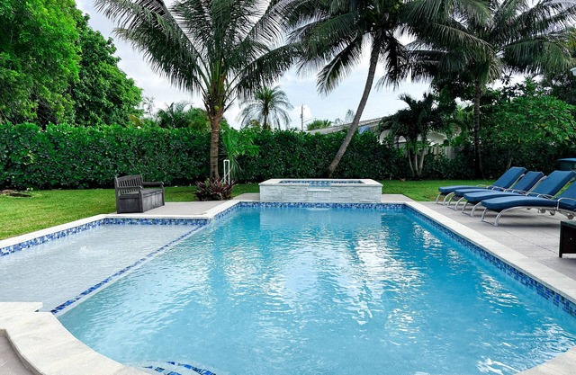 TRANQUIL PALM BEACH HOME - PRIVATE POOL WITH HOT TUB - 5BR/4BA - HOME THEATER