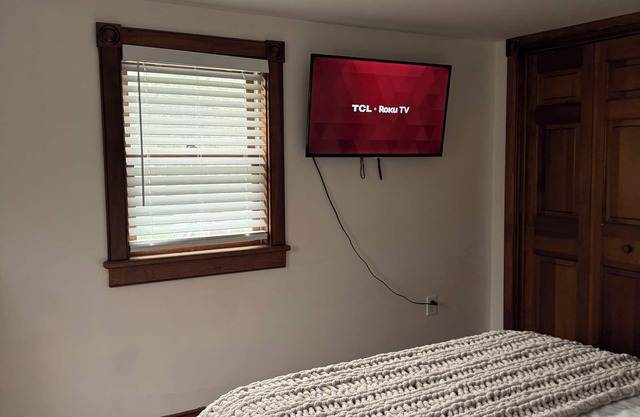 Tranquil, serene farmhouse, hot tub, game room, outdoor pizza ovenn waterfront