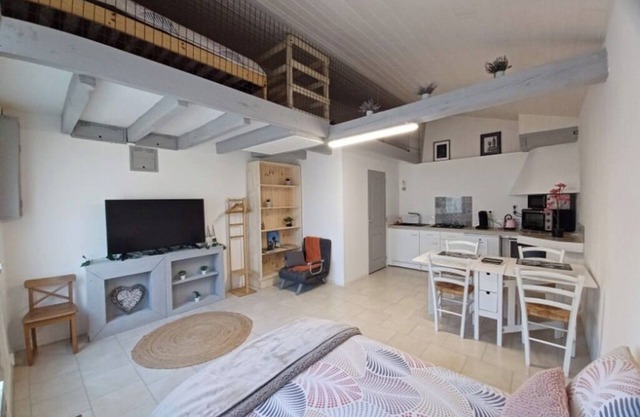 Tranquil studio with WiFi in charming Pugnac