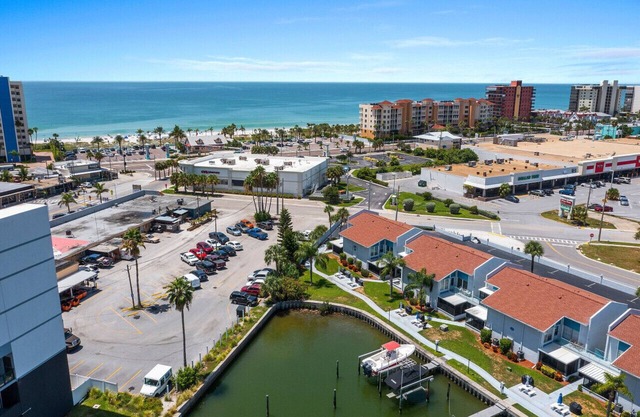 Tranquil Top Floor Condo Walking Distance to Madeira Beach