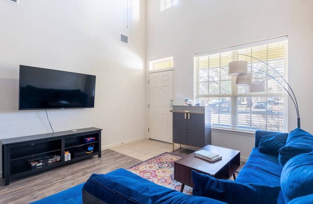 Tranquil Townhome in at Great Oaks, nestled in the heart of Round Rock! n