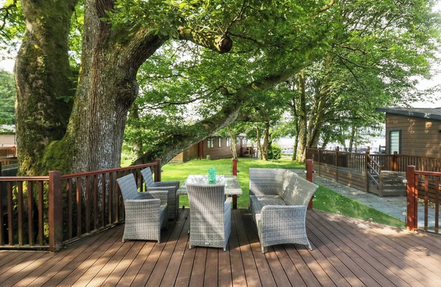 TRANQUIL WATERS, family friendly, with a garden in Windermere