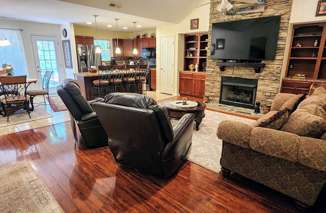 Tranquility Cove #325- Cozy clean 2-bedroom condo in peaceful Pigeon Forge