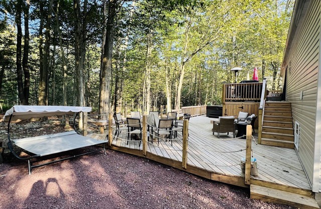 Tranquilla Villa. Bi Level Deck, HOT TUB, fire pit, grill, Movie & Game Rooms!