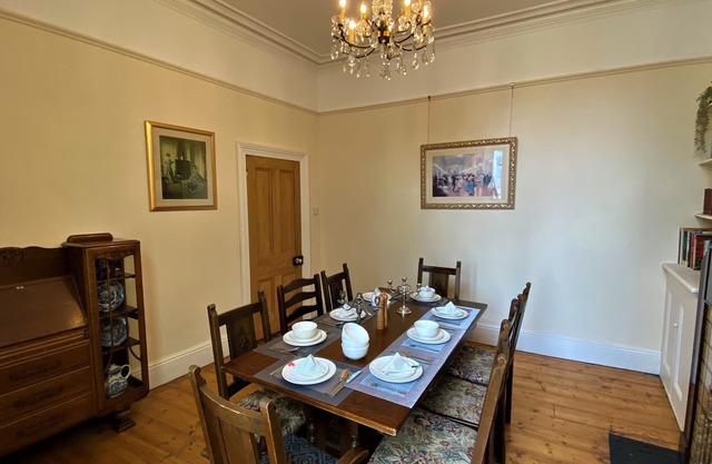 Tre@westminster residence - Spacious Period Townhouse in Douglas With EV Charger