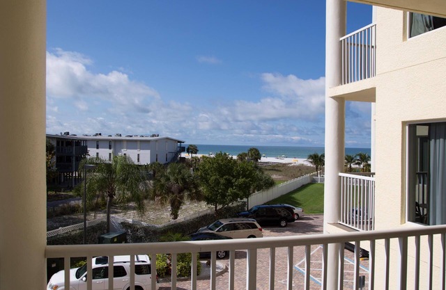Treasure Island: 2BR Beach Escape
