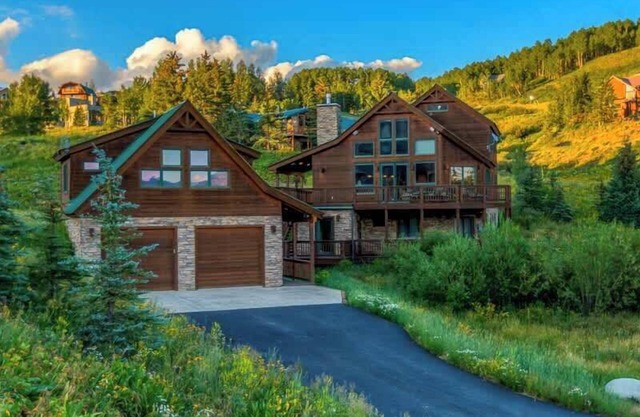 Treasury House, hot tub, sauna, pet ok, walk to the slopes!