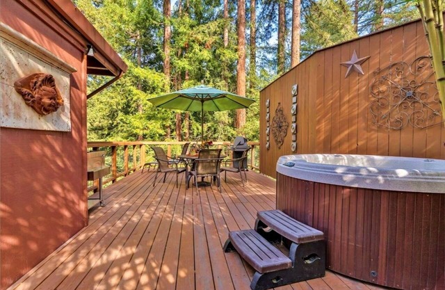 Tree Fort:FUN Treetop Cabin Perfection! Outdoor TV! EV Charger!HtTb,Decks,Pup