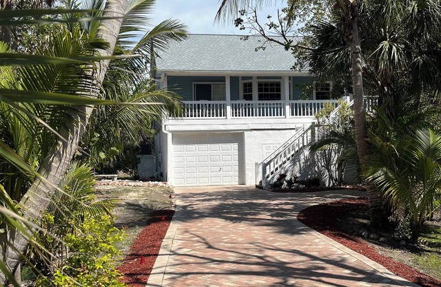 TREE HOUSE a charming 2-bedroom home on wonderful Sanibel Island. Beach close.