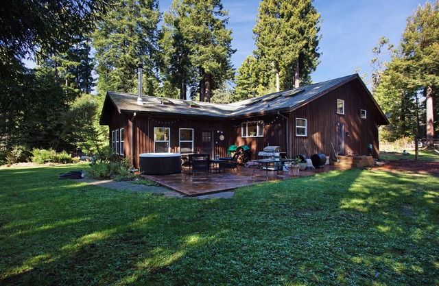 Tree-lined home with private hot tub, firepit & large yard - bike to the beach