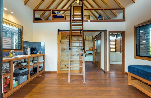 Treehouse cabana in a quiet area with veranda, WiFi & partial AC - walk to beach