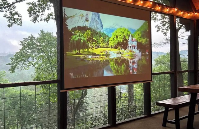 Treehouse Cabin w Mountain & River Views +Arcades +Hot Tub