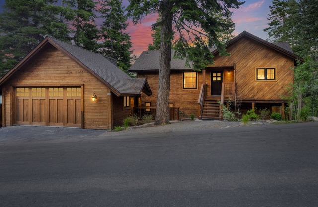 Treehouse: Hot Tub, New Remodel, EV Charger, 3 King Beds, 2 En Suites