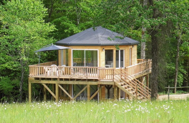 Treehouse with a view of the Château de Biron and shared pool