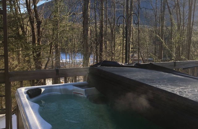 Treehouse Woodstock Retreat on a hill