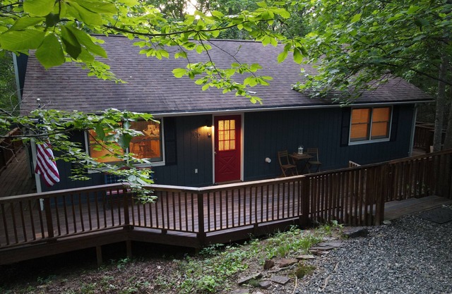Treetops Cottage, wrap around deck, Wi-Fi, pet friendly, close to Lake Lure.