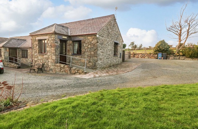 TREM Y WYDDFA, family friendly, character holiday cottage in Gaerwen