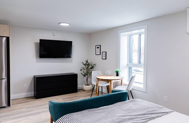 Trendy 1 Queen Bed Studio Prime DT Location!