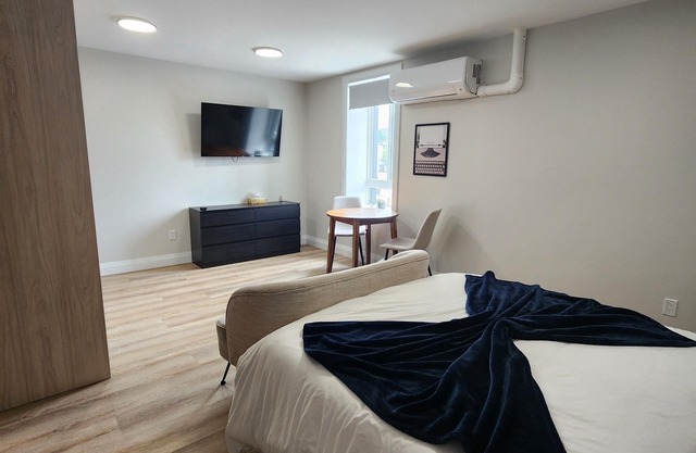 Trendy 1 Queen Bed Studio Prime Downtown location