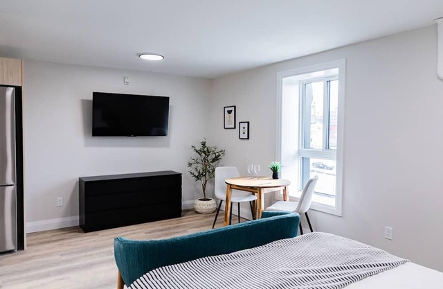 Trendy 1 queen bed studio Prime Downtown location!