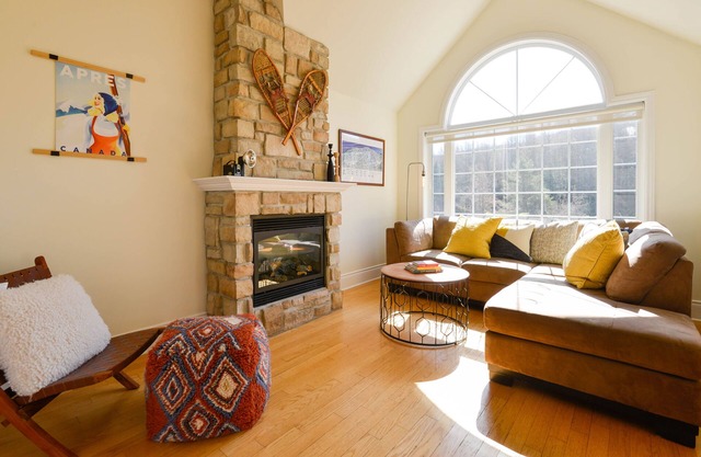 Trendy Condo Near the Slopes - 5 Minutes Walk to the Chairlift!